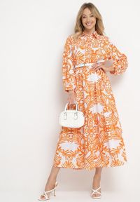 Born2be - Pomarańczowa Długa Sukienka Rozkloszowana w Ornamentalny Wzór z Falbanką Ariantise. Okazja: na co dzień. Kolor: pomarańczowy. Materiał: skóra. Sezon: lato. Styl: klasyczny, casual, elegancki. Długość: maxi #1