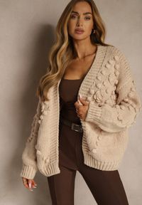 Renee - Brązowy Niezapinany Kardigan z Ozdobnymi Pomponami Besinia. Okazja: na co dzień. Kolor: brązowy. Materiał: wiskoza, jeans, wełna. Styl: elegancki, casual