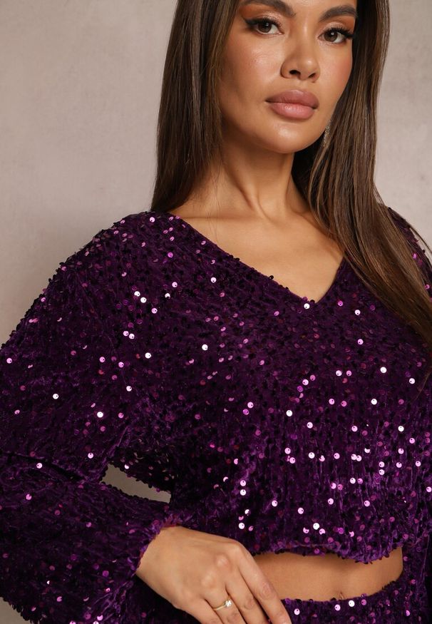 Renee - Fioletowa Cekinowa Bluzka o Luźnym Kroju Wykończona Ściągaczem Aprenna. Okazja: na imprezę. Kolor: fioletowy
