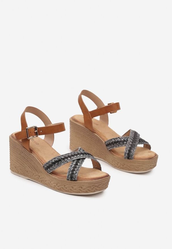 Born2be - Brązowo-Czarne Sandały Boho na Plecionym Koturnie z Ozdobnymi Paskami Rosasaria. Okazja: na co dzień. Zapięcie: pasek. Kolor: brązowy. Sezon: lato. Obcas: na koturnie. Styl: boho