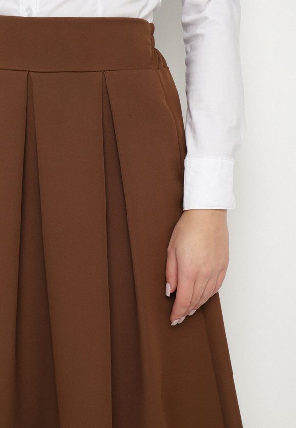 Born2be - Jasnobrązowa Rozkloszowana Spódnica Midi z Gumką w Pasie Glorina. Okazja: na co dzień. Kolor: brązowy. Styl: casual, elegancki