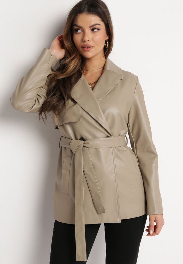 Born2be - Beżowy Dwurzędowy Płaszcz z Imitacji Skóry Kurtka Wiązana w Talii Lepari. Okazja: na co dzień. Kolor: beżowy. Materiał: skóra. Wzór: aplikacja. Sezon: wiosna, jesień. Styl: casual, klasyczny, elegancki