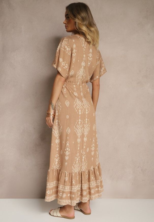 Renee - Ciemnobeżowa Rozkloszowana Sukienka z Falbanką w Print Boho z Wiskozą Tunova. Okazja: na co dzień. Typ kołnierza: dekolt w serek. Kolor: beżowy. Materiał: wiskoza. Długość rękawa: długi rękaw. Wzór: nadruk. Styl: boho