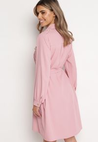 Born2be - Różowa Rozkloszowana Sukienka Koszulowa z Wiązanym Paskiem Vinala. Okazja: na co dzień. Kolor: różowy. Materiał: materiał. Typ sukienki: koszulowe. Styl: casual #3