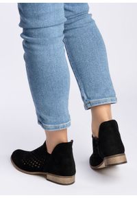 Inna - Półbuty ażurowe zamszowe czarne Optimo-41. Okazja: do pracy. Kolor: czarny. Materiał: zamsz. Wzór: ażurowy. Obcas: na obcasie. Styl: elegancki, klasyczny. Wysokość obcasa: średni #6