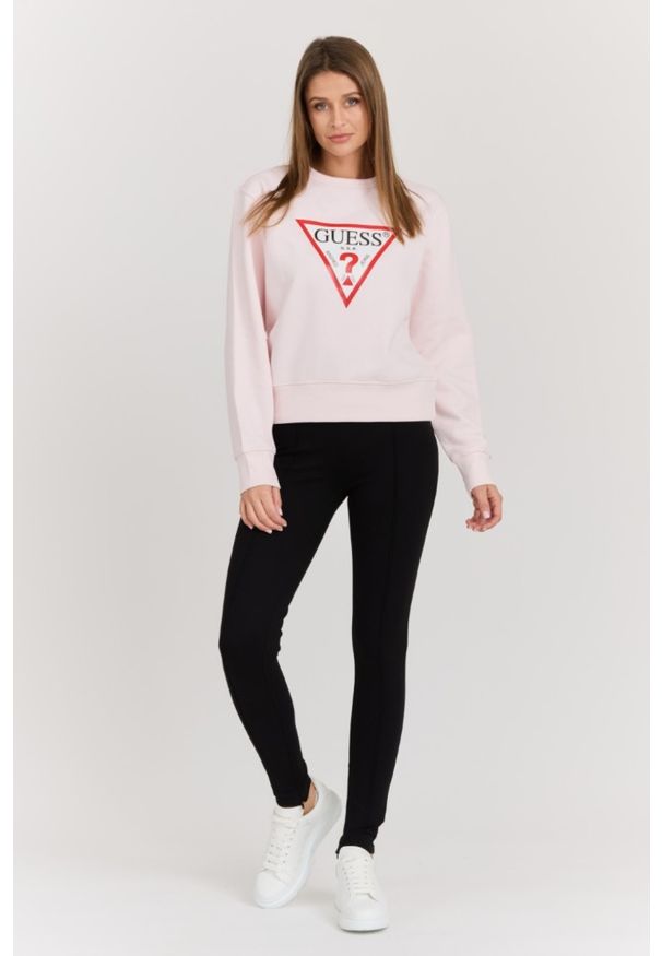 Guess - GUESS Różowa damska bluza z dużym logo Original Fleece. Kolor: różowy. Materiał: poliester, materiał, bawełna. Długość rękawa: długi rękaw. Długość: długie. Styl: klasyczny