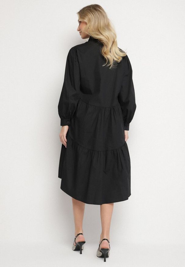 Born2be - Czarna Bawełniana Sukienka Koszulowa o Rozkloszowanym Kroju Olenias. Okazja: na co dzień. Kolor: czarny. Materiał: bawełna. Typ sukienki: koszulowe. Styl: casual