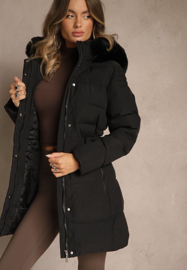 Renee - Czarna Pikowana Kurtka Zimowa z Kapturem z Futerkiem Goella. Okazja: na co dzień. Typ kołnierza: kaptur. Kolor: czarny. Materiał: futro. Sezon: zima. Styl: casual