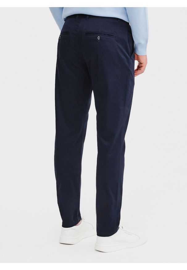 Pako Lorente - PAKO LORENTE – Granatowe gładkie spodnie męskie. Kolor: niebieski. Materiał: elastan, bawełna. Wzór: gładki. Styl: klasyczny