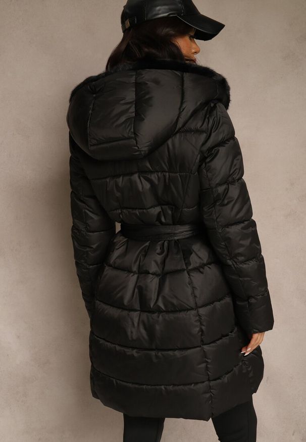 Renee - Czarna Pikowana Kurtka z Nieodpinanym Kapturem o Długim Kroju z Paskiem Lidassea. Okazja: na co dzień. Kolor: czarny. Materiał: jeans. Długość: długie. Styl: casual