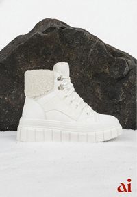 Renee - Białe Botki na Grubej Podeszwie z Futerkiem Nemda. Okazja: na co dzień. Nosek buta: okrągły. Zapięcie: sznurówki. Kolor: biały. Materiał: futro. Szerokość cholewki: normalna. Styl: casual, elegancki #1