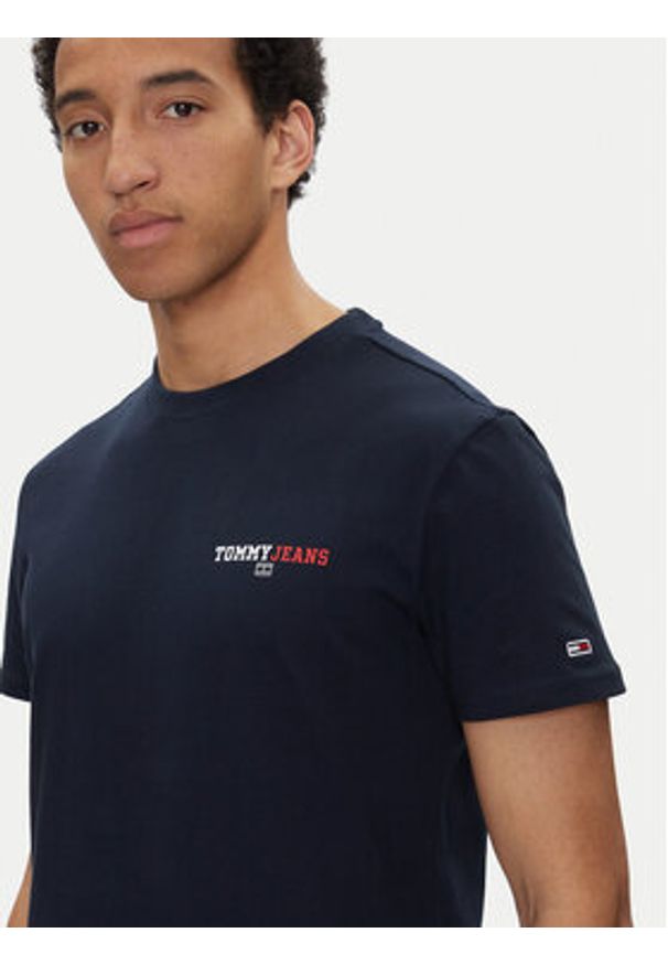 Tommy Jeans T-Shirt Dna Graphic DM0DM20815 Granatowy Regular Fit. Kolor: niebieski. Materiał: bawełna