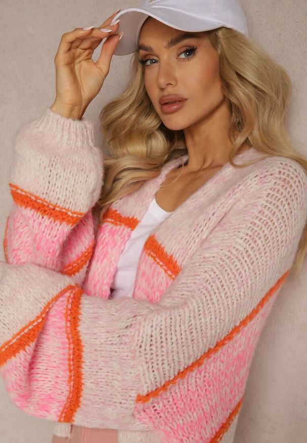 Renee - Różowy Kardigan Niezapinany z Wełną Ozdobiony Paskami Irinaa. Okazja: na randkę, na co dzień. Kolor: różowy. Materiał: wełna. Długość rękawa: długi rękaw. Długość: długie. Wzór: aplikacja. Styl: casual