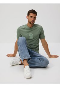 Reserved - T-shirt regular z haftem - jasnozielony. Kolor: zielony. Materiał: dzianina, wiskoza. Wzór: haft
