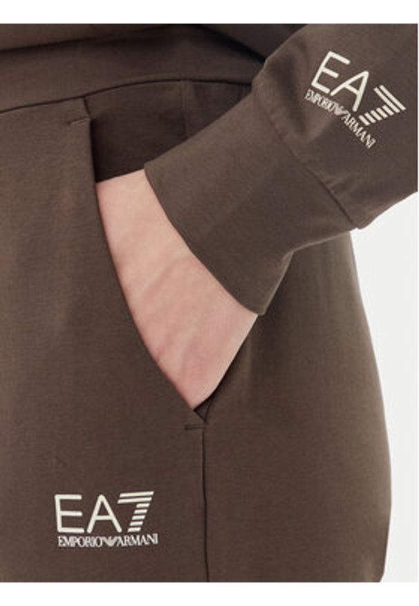 EA7 Emporio Armani Dres 7W000117 AF13135 U6139 Brązowy Regular Fit. Kolor: brązowy. Materiał: bawełna