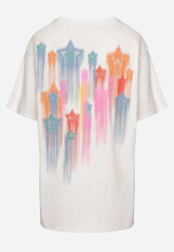 Born2be - Biały Oversizowy T-shirt z Napisem z Przodu i Gwiazdami na Plecach Ilanlith. Okazja: na co dzień. Kolor: biały. Materiał: jeans. Wzór: napisy. Sezon: wiosna. Styl: klasyczny, casual