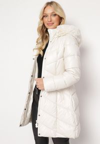 Born2be - Jasnobeżowa Pikowana Kurtka przed Kolano z Kapturem i Futerkiem Salasa. Typ kołnierza: kaptur. Kolor: beżowy. Materiał: futro. Długość: długie. Styl: elegancki #5