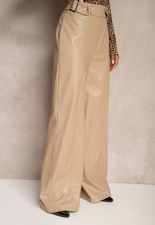 Renee - Beżowe Spodnie z Imitacji Skóry o Szerokim Kroju High Waist Ozdobione Paskiem Lobette. Okazja: na co dzień. Stan: podwyższony. Kolor: beżowy. Materiał: skóra. Wzór: aplikacja. Styl: elegancki, wizytowy, casual