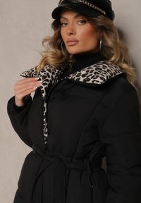Renee - Czarno-Beżowa Długa Kurtka z Pikowanymi Przeszyciami i Kołnierzem w Panterkę Wiązana w Talii Tilfezi. Okazja: na co dzień. Kolor: czarny. Materiał: jeans, skóra. Długość: długie. Wzór: motyw zwierzęcy. Styl: klasyczny, casual, elegancki