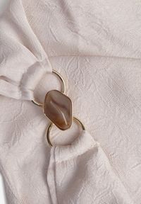 Renee - Beżowa Sukienka Slip Dress z Dekoltem Woda i Wiązaniem z Tyłu Atintina. Typ kołnierza: dekolt woda. Kolor: beżowy. Długość rękawa: na ramiączkach. Styl: elegancki #5