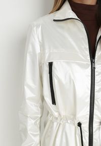 Born2be - Biała Kurtka Layna. Typ kołnierza: kołnierzyk stójkowy. Kolor: biały. Materiał: materiał. Długość rękawa: długi rękaw. Długość: długie #9