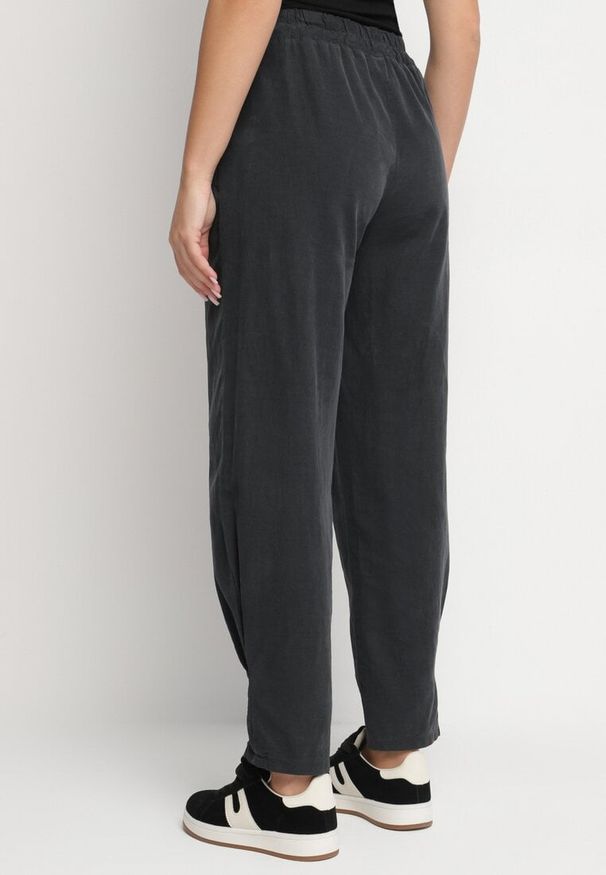 Born2be - Ciemnoszare Bawełniane Spodnie z Wysokim Stanem Melili. Okazja: na spacer, na co dzień. Stan: podwyższony. Kolor: szary. Materiał: bawełna. Styl: casual, elegancki