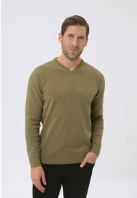 Volcano - Sweter z dekoltem w serek S-KLARO. Okazja: na co dzień. Typ kołnierza: dekolt w serek. Kolor: brązowy. Materiał: dzianina, bawełna, materiał. Długość rękawa: długi rękaw. Długość: długie. Wzór: gładki. Styl: klasyczny, casual, elegancki #1