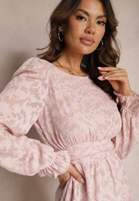 Renee - Różowa Rozkloszowana Sukienka Mini z Tkaniny Plumeti Marsane. Typ kołnierza: kołnierz z falbankami. Kolor: różowy. Materiał: tkanina. Typ sukienki: rozkloszowane. Długość: mini #4