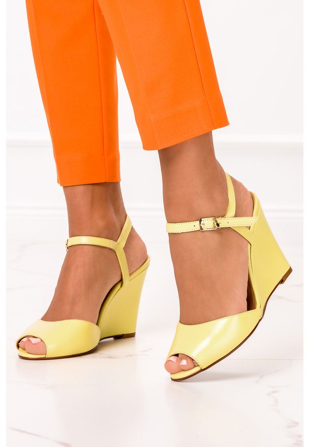 Casu - żółte sandały na koturnie polska skóra casu 2253-118. Kolor: żółty. Materiał: skóra. Obcas: na koturnie