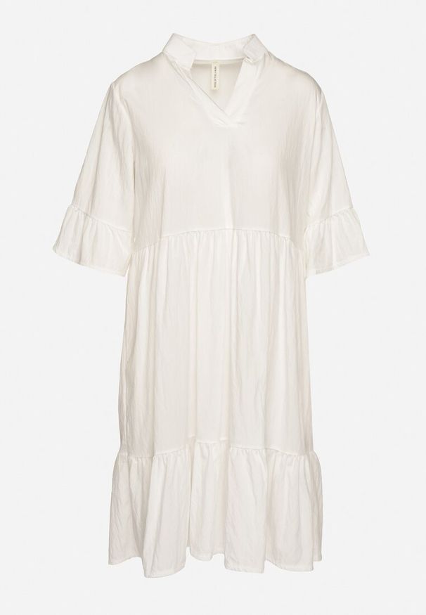 Born2be - Biała Sukienka Rozkloszowana z Wiskozą Ozdobiona Falbanami Eviriane. Okazja: na co dzień. Typ kołnierza: dekolt w serek. Kolor: biały. Materiał: wiskoza. Wzór: aplikacja. Typ sukienki: proste. Styl: casual