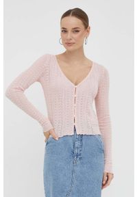 Guess kardigan damski kolor różowy lekki. Kolor: różowy. Długość rękawa: długi rękaw. Długość: długie. Wzór: ze splotem #4