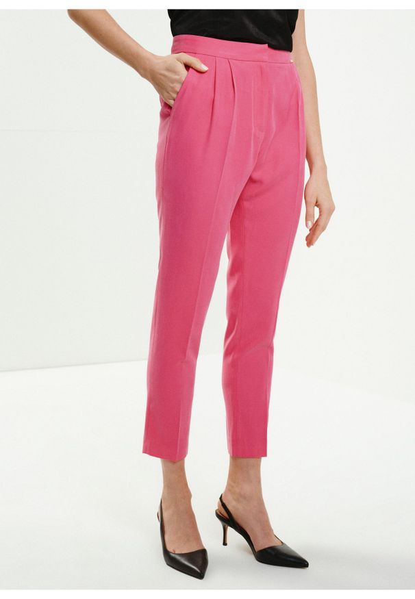 Ochnik - Różowe spodnie damskie w kant. Kolor: różowy. Materiał: wiskoza. Styl: elegancki