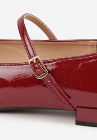 Born2be - Bordowe Balerinki Vices z Paskiem z Klamerką i Skórzaną Wkładką Quane. Okazja: na co dzień, na spotkanie biznesowe, do pracy. Nosek buta: szpiczasty. Zapięcie: pasek. Kolor: czerwony. Materiał: skóra. Obcas: na obcasie. Styl: casual, biznesowy, elegancki. Wysokość obcasa: niski #7