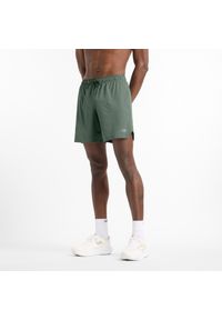 Spodenki męskie New Balance MS41283DKJ – zielone. Kolor: zielony. Materiał: materiał, tkanina, poliester, elastan. Sport: fitness