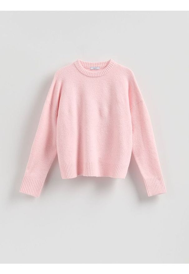 Reserved - Sweter z obniżoną linią ramion - pastelowy róż. Kolor: różowy. Materiał: dzianina, wełna