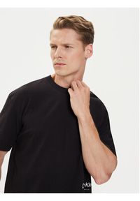 Calvin Klein T-Shirt Off Placement K10K113102 Czarny Regular Fit. Kolor: czarny. Materiał: bawełna