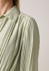 Born2be - Zielona Sukienka Plisowana o Koszulowym Kroju z Paskiem z Klamrą Efronta. Okazja: na co dzień. Typ kołnierza: kołnierzyk klasyczny. Kolor: zielony. Materiał: jeans. Długość rękawa: długi rękaw. Wzór: aplikacja. Typ sukienki: koszulowe. Styl: casual, elegancki, klasyczny #5