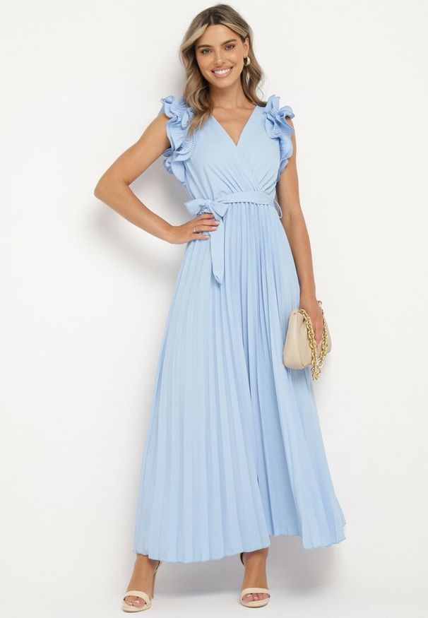 Born2be - Niebieska Sukienka z Kopertowym Dekoltem i Falbanką z Gumką w Talii i Materiałowym Paskiem Tiamaraya. Okazja: na spotkanie biznesowe, do pracy, na co dzień. Typ kołnierza: dekolt w kształcie V, dekolt kopertowy, kołnierz z falbankami. Kolor: niebieski. Materiał: materiał. Typ sukienki: kopertowe. Styl: elegancki, casual, biznesowy