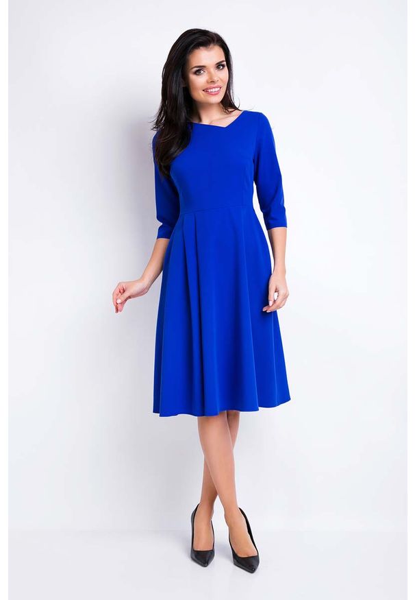 Awama - Niebieska Sukienka Rozkloszowana Midi z Asymetrycznym Dekoltem. Kolor: niebieski. Materiał: poliester, elastan, wiskoza. Typ sukienki: asymetryczne. Długość: midi