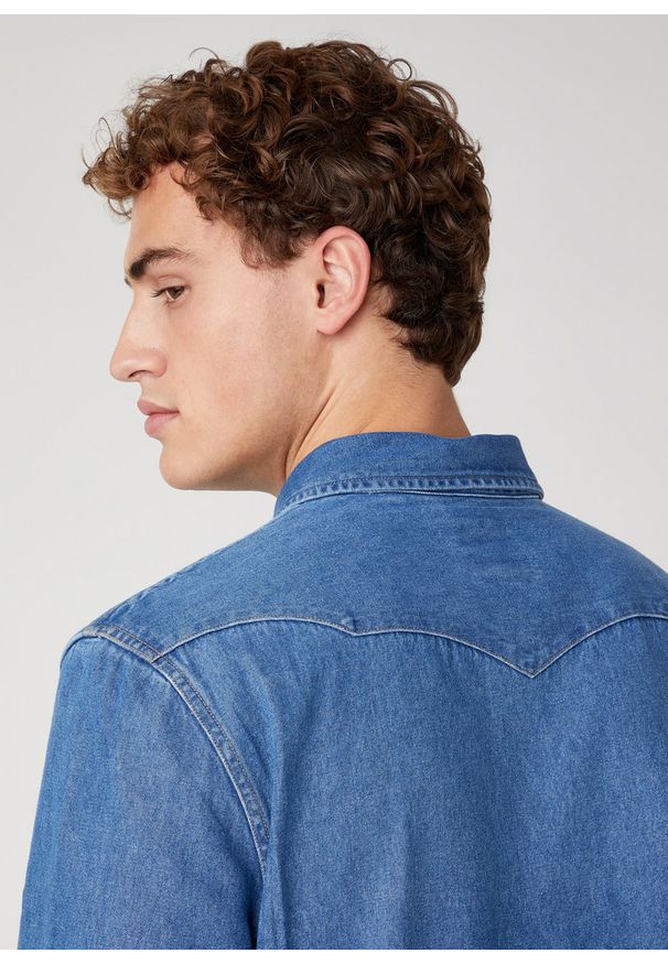 Wrangler - MĘSKA KOSZULA JEANSOWA WRANGLER 27MW 2YEAR W5MSLW922 112130247. Okazja: na co dzień, do pracy. Materiał: jeans. Długość rękawa: długi rękaw. Długość: długie. Styl: klasyczny, casual