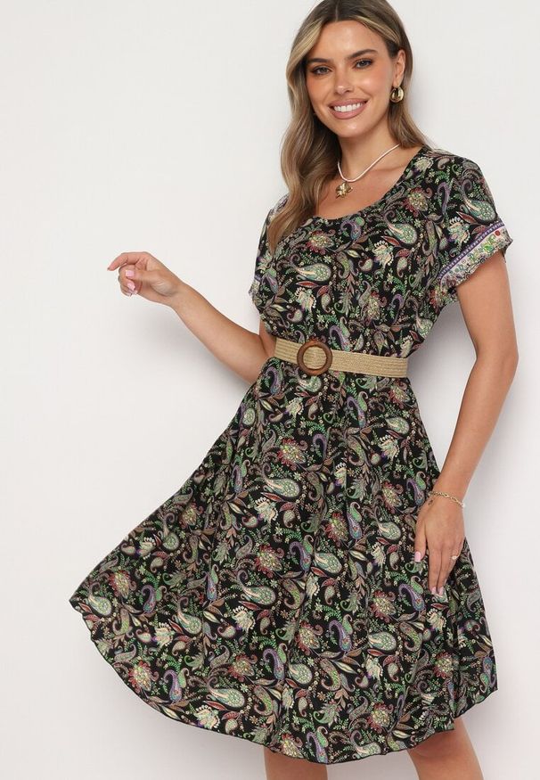 Born2be - Czarno-Zielona Wiskozowa Sukienka Rozkloszowana we Wzór Paisley Mastis. Kolor: czarny. Materiał: wiskoza. Wzór: paisley