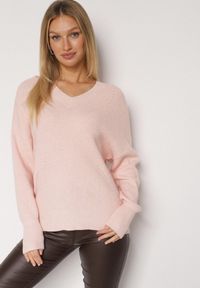 Born2be - Jasnoróżowy Sweter z Domieszką Kaszmiru z Dekoltem w Serek Feralaine. Okazja: na co dzień, na spotkanie biznesowe. Typ kołnierza: dekolt w serek. Kolor: różowy. Materiał: kaszmir. Styl: biznesowy, klasyczny, casual, elegancki #2