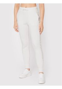 Guess Spodnie dresowe V2YB18 K7UW2 Biały Regular Fit. Kolor: biały. Materiał: wiskoza