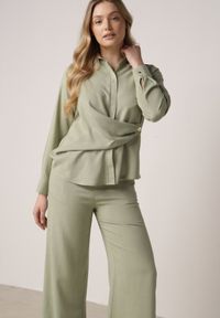 Born2be - Zielony Wiskozowy Komplet Asymetryczna Koszula i Spodnie z Kieszeniami Moneia. Kolor: zielony. Materiał: wiskoza #5