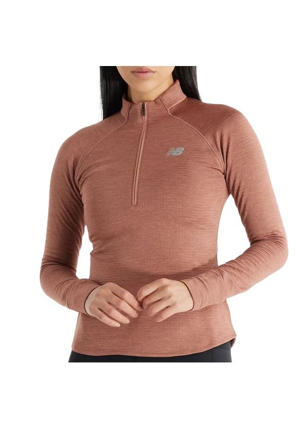 Bluza New Balance WT43200SWA - brązowa. Okazja: na co dzień. Kolor: brązowy. Materiał: poliester, tkanina, dresówka, skóra, materiał. Wzór: aplikacja. Styl: casual, klasyczny