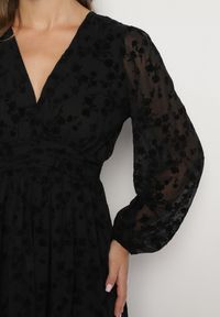 Born2be - Czarna Sukienka Rozkloszowana z Prześwitującymi Wstawkami Ozdobiona Kwiatami Kalabia. Okazja: na imprezę, na co dzień. Kolor: czarny. Materiał: jeans, materiał. Długość rękawa: długi rękaw. Wzór: kwiaty, aplikacja. Styl: casual, elegancki #3