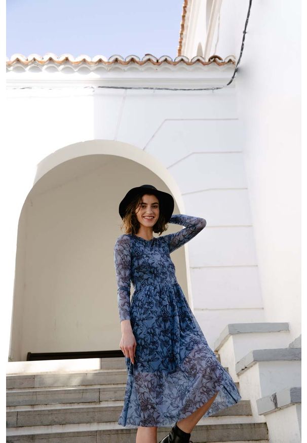 MOE - Rozkloszowana Zwiewna Sukienka w Kwiaty - Model 1. Materiał: poliester. Wzór: kwiaty