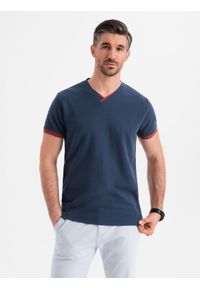 Ombre Clothing - T-shirt męski z kontrastowymi wstawkami i dekoltem w serek – granatowy V1 OM-TSCT-0198 - XXL. Okazja: na co dzień. Typ kołnierza: dekolt w serek. Kolor: niebieski. Materiał: dzianina, materiał, bawełna. Długość: krótkie. Styl: sportowy, casual #3