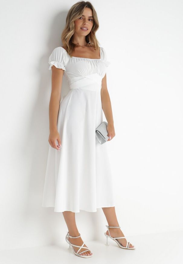 Born2be - Biała Sukienka Midi z Dekoltem Carmen i Bufiastymi Rękawkami Amarhis. Okazja: na imprezę, na co dzień. Typ kołnierza: typu carmen. Kolor: biały. Wzór: aplikacja. Typ sukienki: proste. Długość rękawa: krótki rękaw. Sezon: lato. Styl: elegancki, casual, klasyczny. Długość: midi