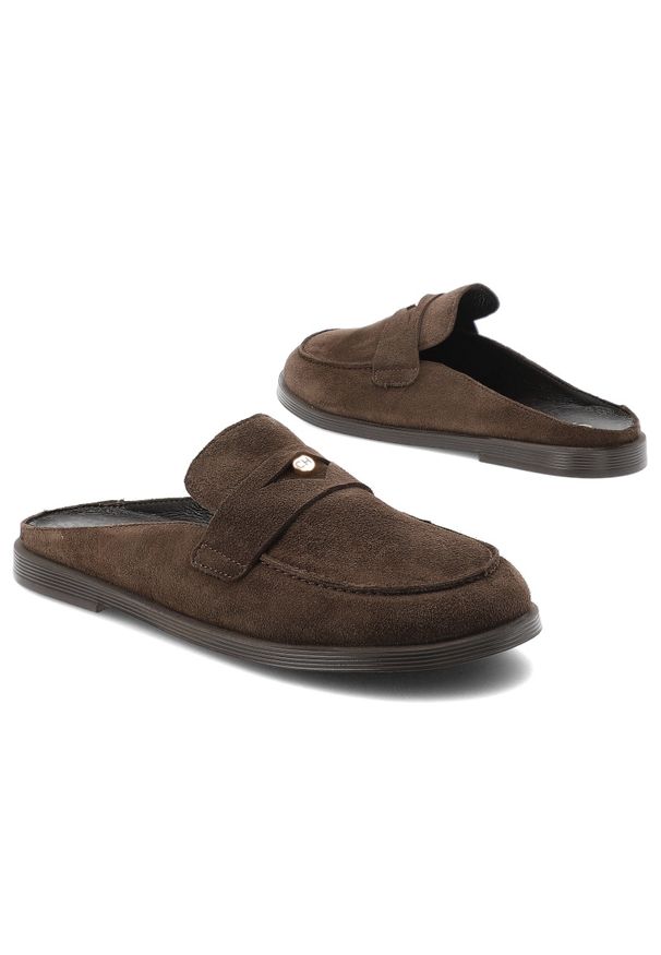 CheBello - Klapki damskie Chebello, welurowa cholewka wsuwany fason otwarta pięta klasyczny mokasynowy krój minimalistyczny design lekka płaska podeszwa, brązow. Okazja: na co dzień. Nosek buta: otwarty. Kolor: brązowy. Materiał: welur. Obcas: na płaskiej podeszwie. Styl: klasyczny